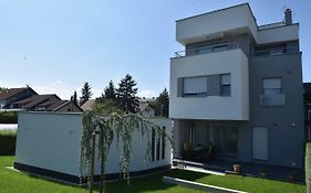 Villa Mami